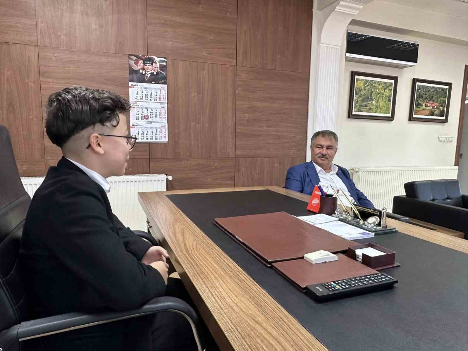 Başkan P&uuml;t&uuml;n makamını 6. sınıf &ouml;ğrencisine devretti
