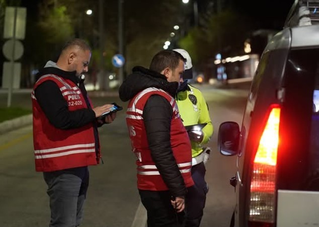Isparta&rsquo;da Trafik ve Asayiş Uygulamasında 11 araca cezai işlem uygulandı
