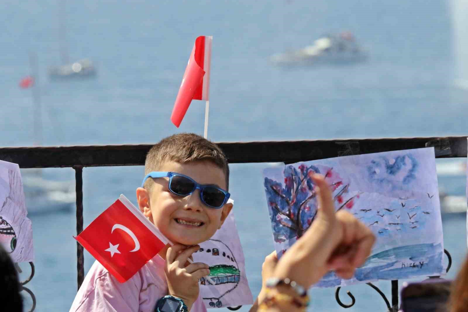 Antalya’da denizdeki 23 Nisan korteji görsel şölen oluşturdu