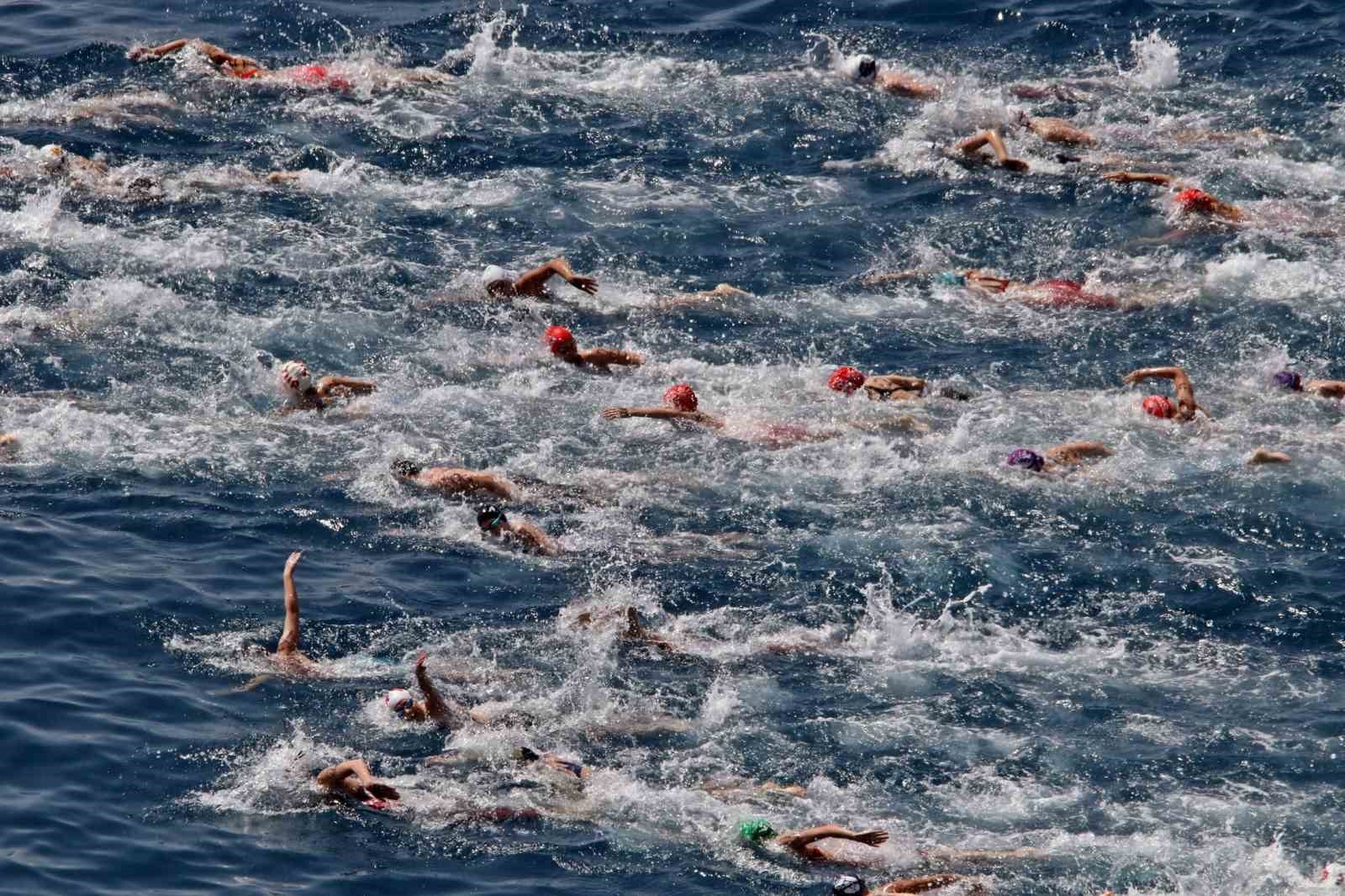 Antalya&rsquo;da denizdeki 23 Nisan korteji g&ouml;rsel ş&ouml;len oluşturdu
