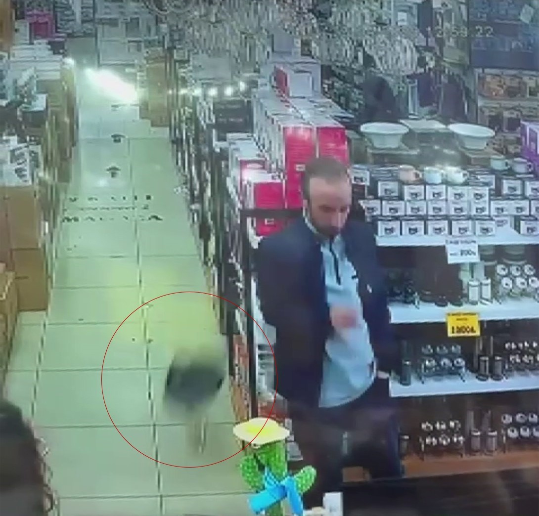 İstanbul’daki 6.2’lik deprem anı güvenlik kameralarına yansıdı