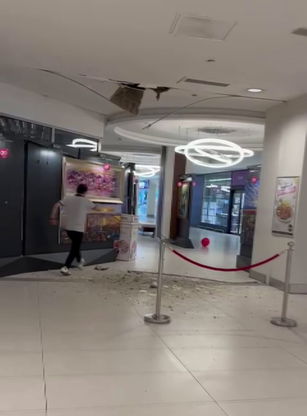 İstanbul’daki 6.2’lik deprem anı güvenlik kameralarına yansıdı