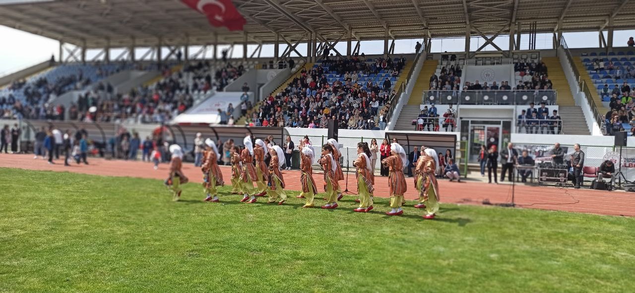 Devrek’te 23 Nisan Çocuk Bayramında minik Ayla folklor grubuna eşlik etti