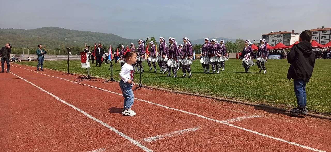 Devrek’te 23 Nisan Çocuk Bayramında minik Ayla folklor grubuna eşlik etti