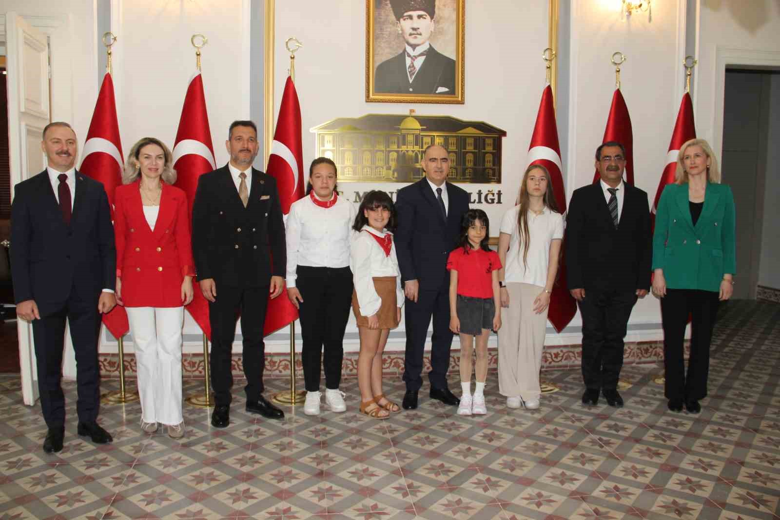 Vali &Ouml;zkan makamını devretti
