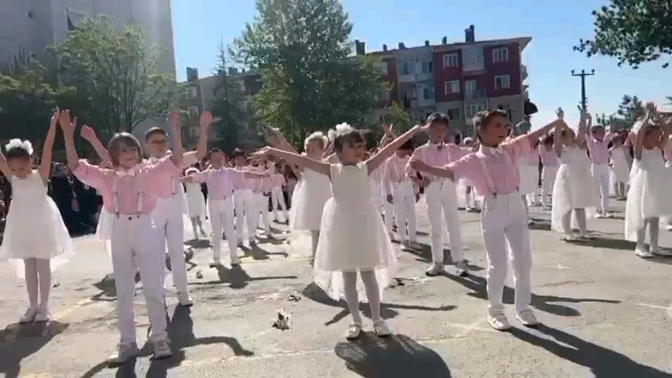 Flamingolar öğrenciler ile beraber dans ettiler