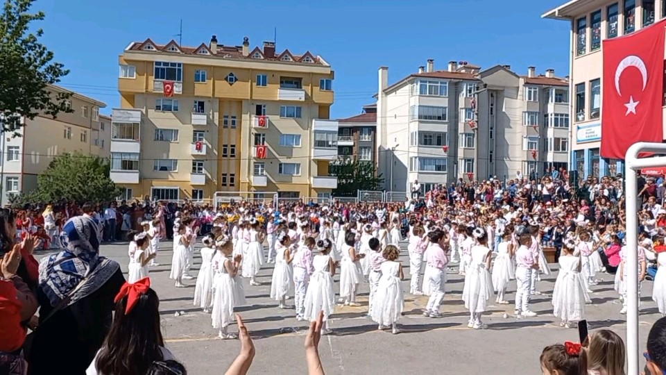 Flamingolar öğrenciler ile beraber dans ettiler