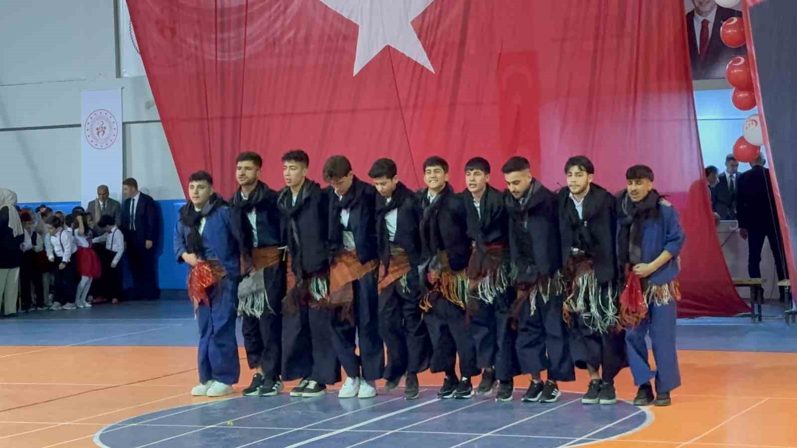 105. yıl coşkusu Tatvan&rsquo;da renkli g&ouml;r&uuml;nt&uuml;lere sahne oldu
