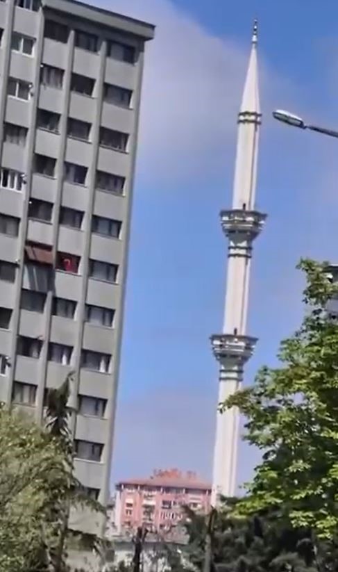 Beylikdüzü’nde minarenin sallanma anı cep telefonu kamerasında