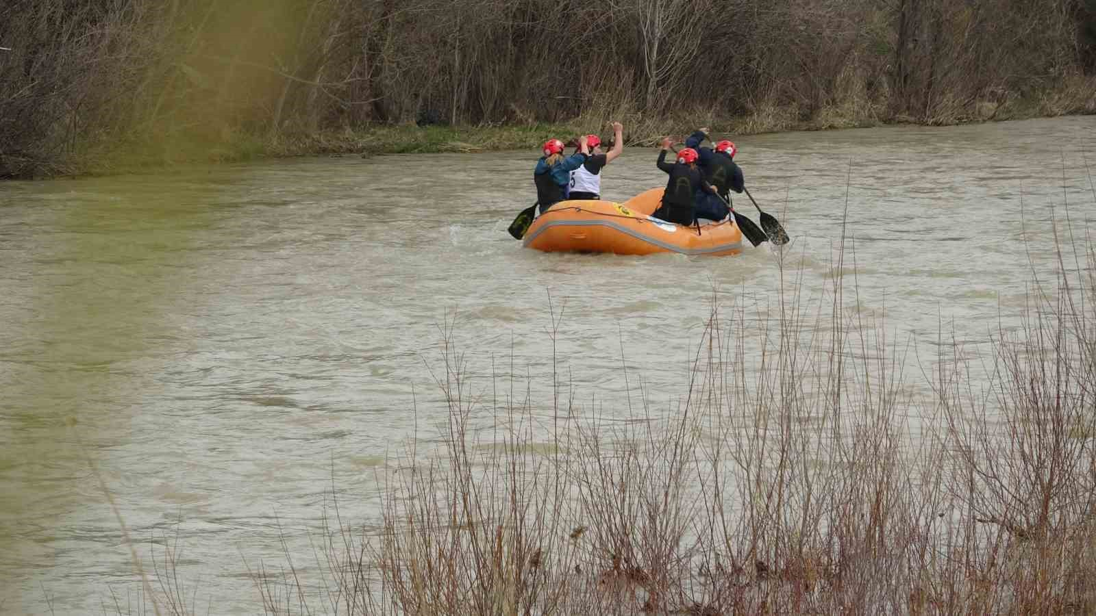 Yağmur altında rafting heyecanı: 2 kilometre uzunluğundaki parkurda kürek çekildi