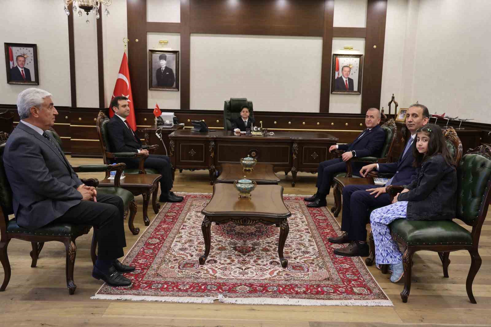 Vali koltuğuna oturan minik Mustafa’nın ilk talimatı emniyet müdürüne oldu
