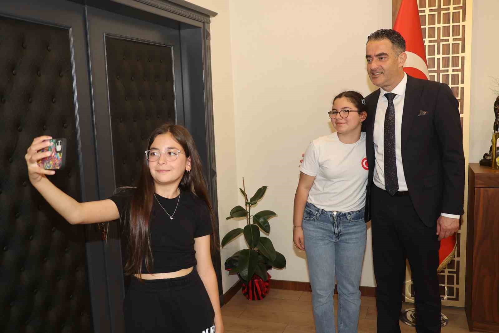 Başkan Arıcı makamını çocuklara emanet etti