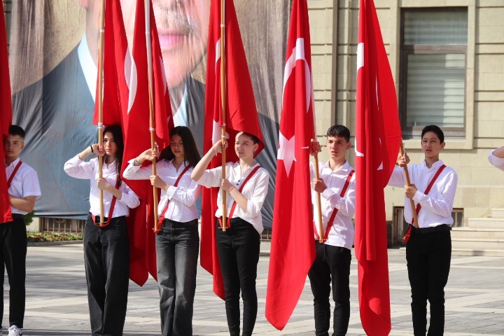 Eskişehir’de 23 Nisan Ulusal Egemenlik ve Çocuk Bayramı dolasıyla çelenk sunuldu