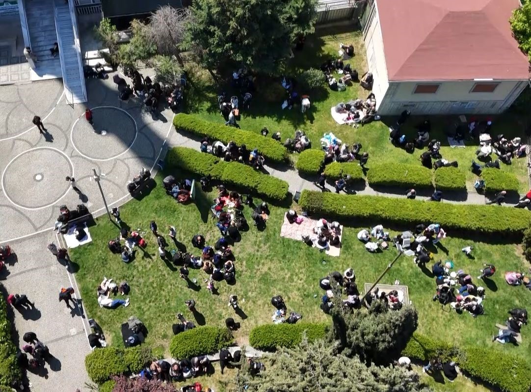 Bahçelievler’de parkı dolduran vatandaşlar havadan görüntülendi