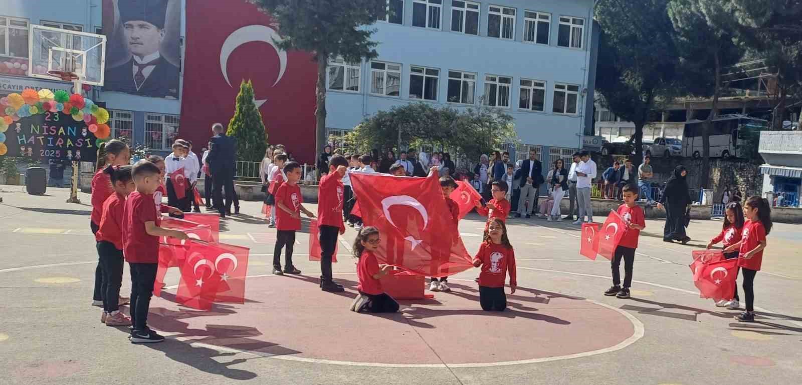 Köşklü öğrencilerin gösterileri ayakta alkışlandı