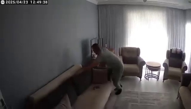 Depremden kaçış anları kameraya yansıdı
