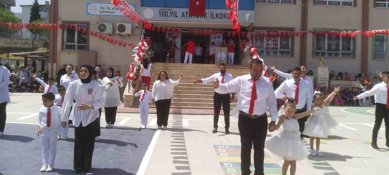 Söke’de velilerden çocuklarıyla anlamlı vals gösterisi
