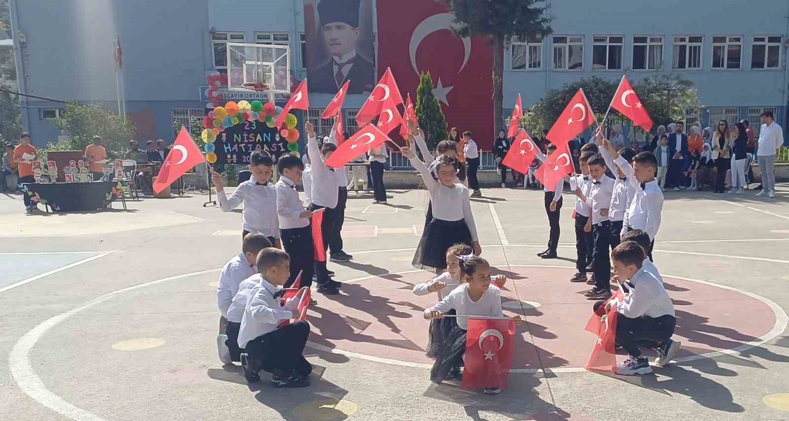 Köşklü öğrencilerin gösterileri ayakta alkışlandı