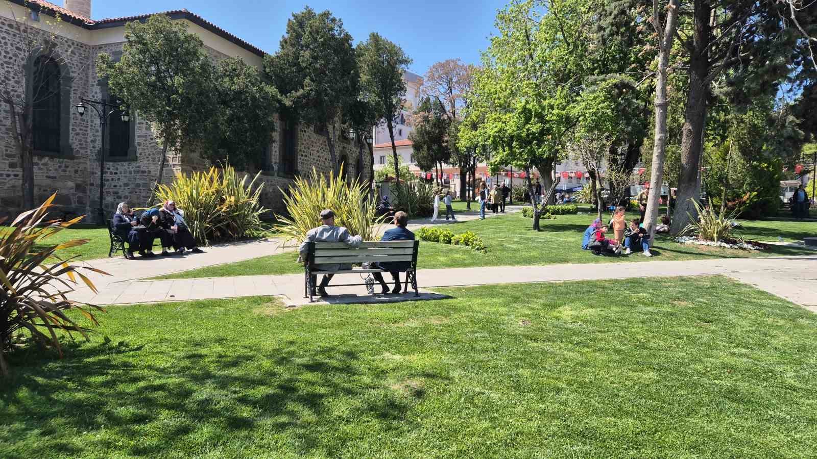 Tekirdağ diken üstünde: Vatandaşlar parklara akın etti
