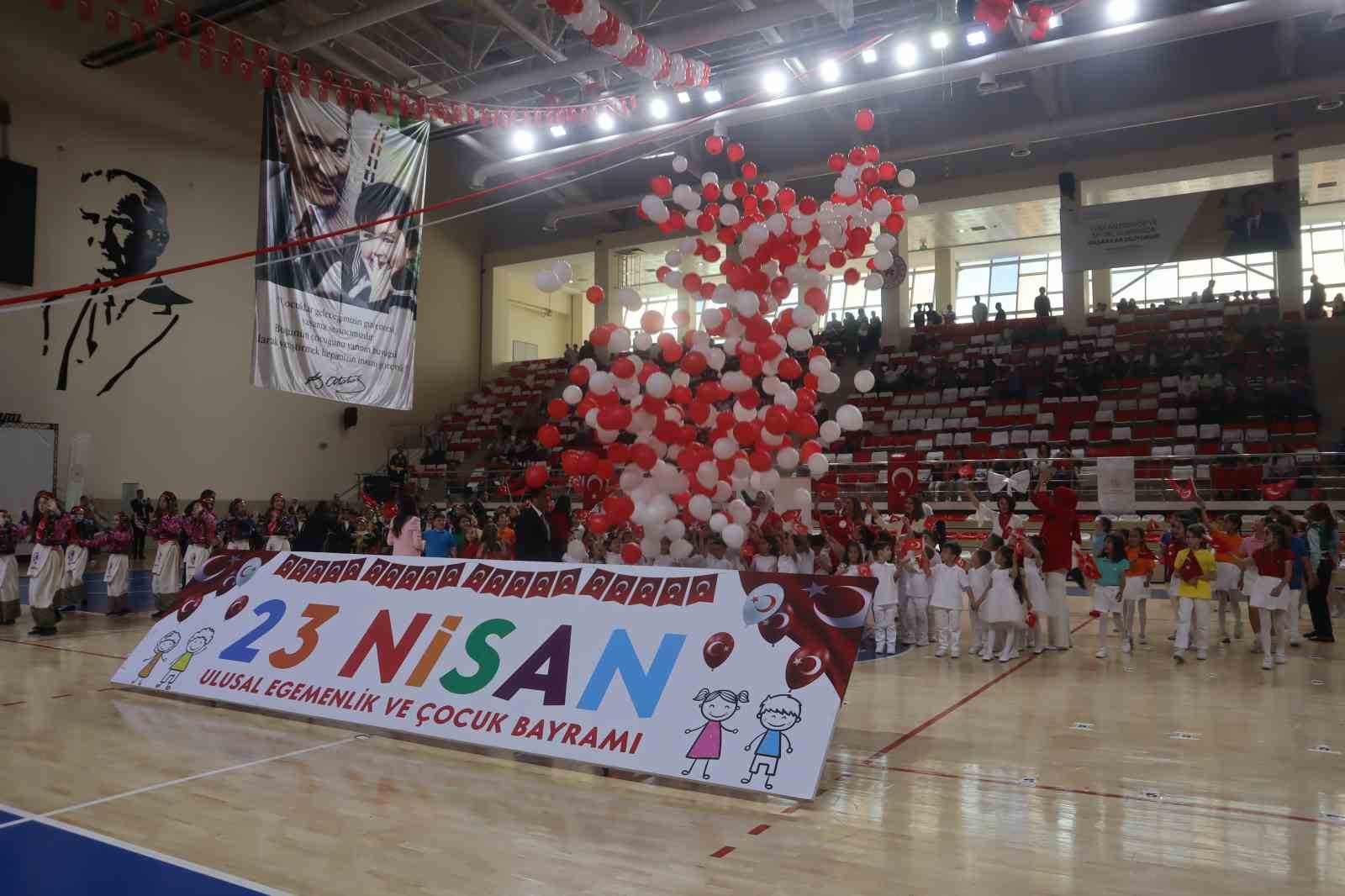 Eskişehir’de 23 Nisan miniklerin gösterileriyle birlikte coşkuyla kutlandı