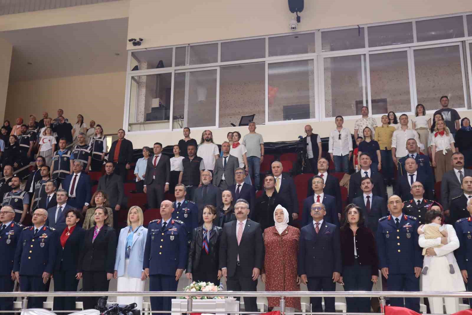 Eskişehir&rsquo;de 23 Nisan miniklerin g&ouml;sterileriyle birlikte coşkuyla kutlandı
