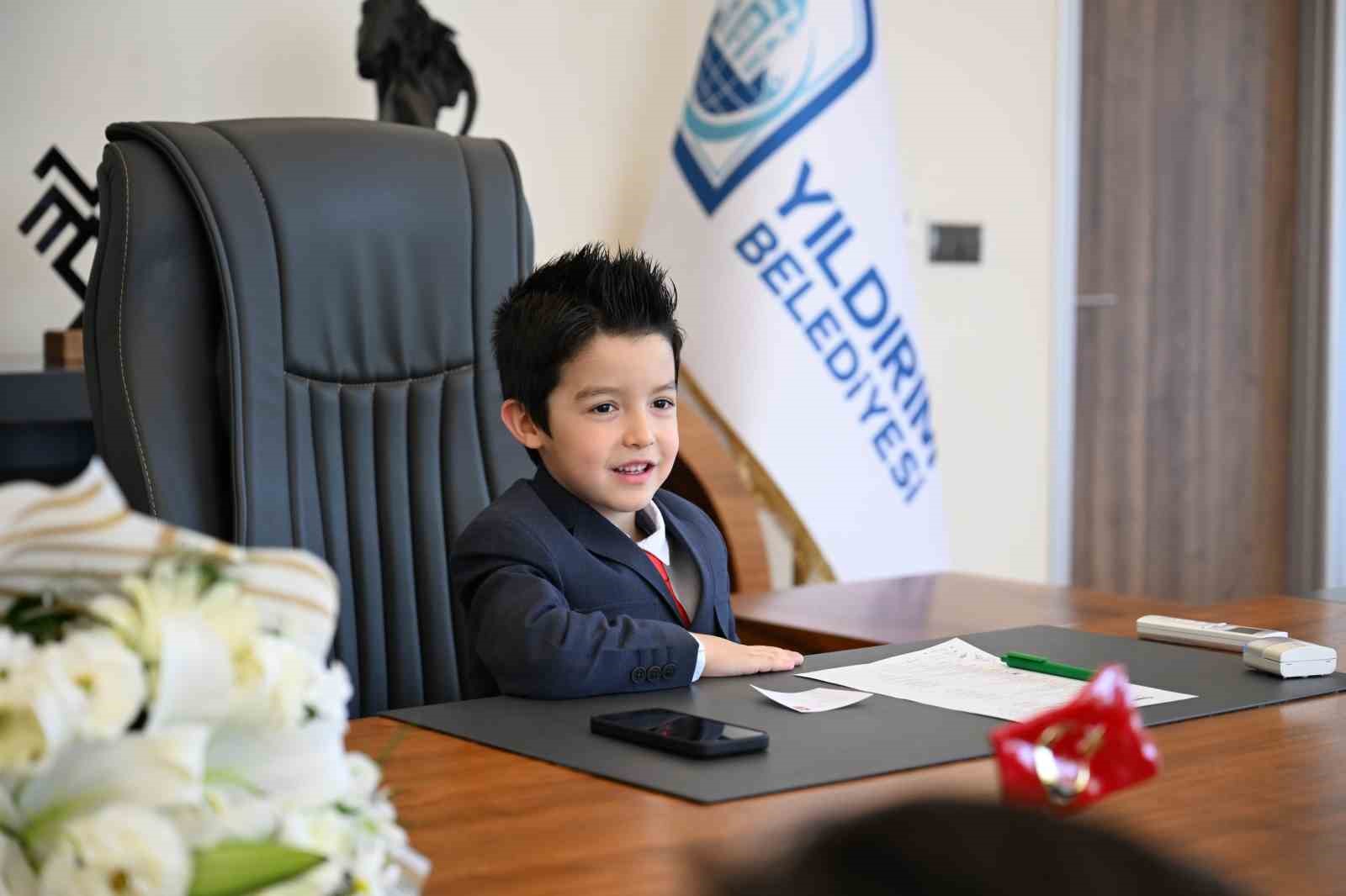 Makamını çocuklara devretti