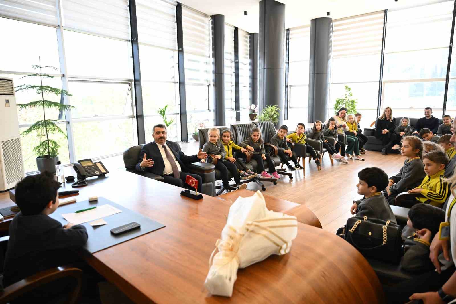 Makamını &ccedil;ocuklara devretti
