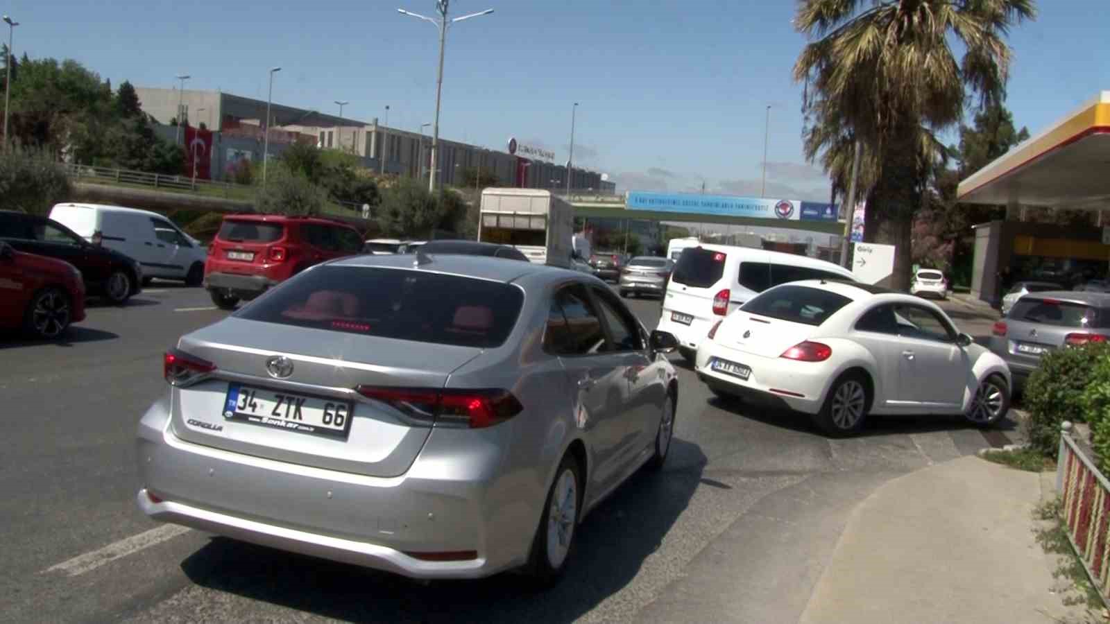 İstanbul&rsquo;da deprem nedeniyle eve giremeyen vatandaşlar akaryakıt istasyonlarına akın etti
