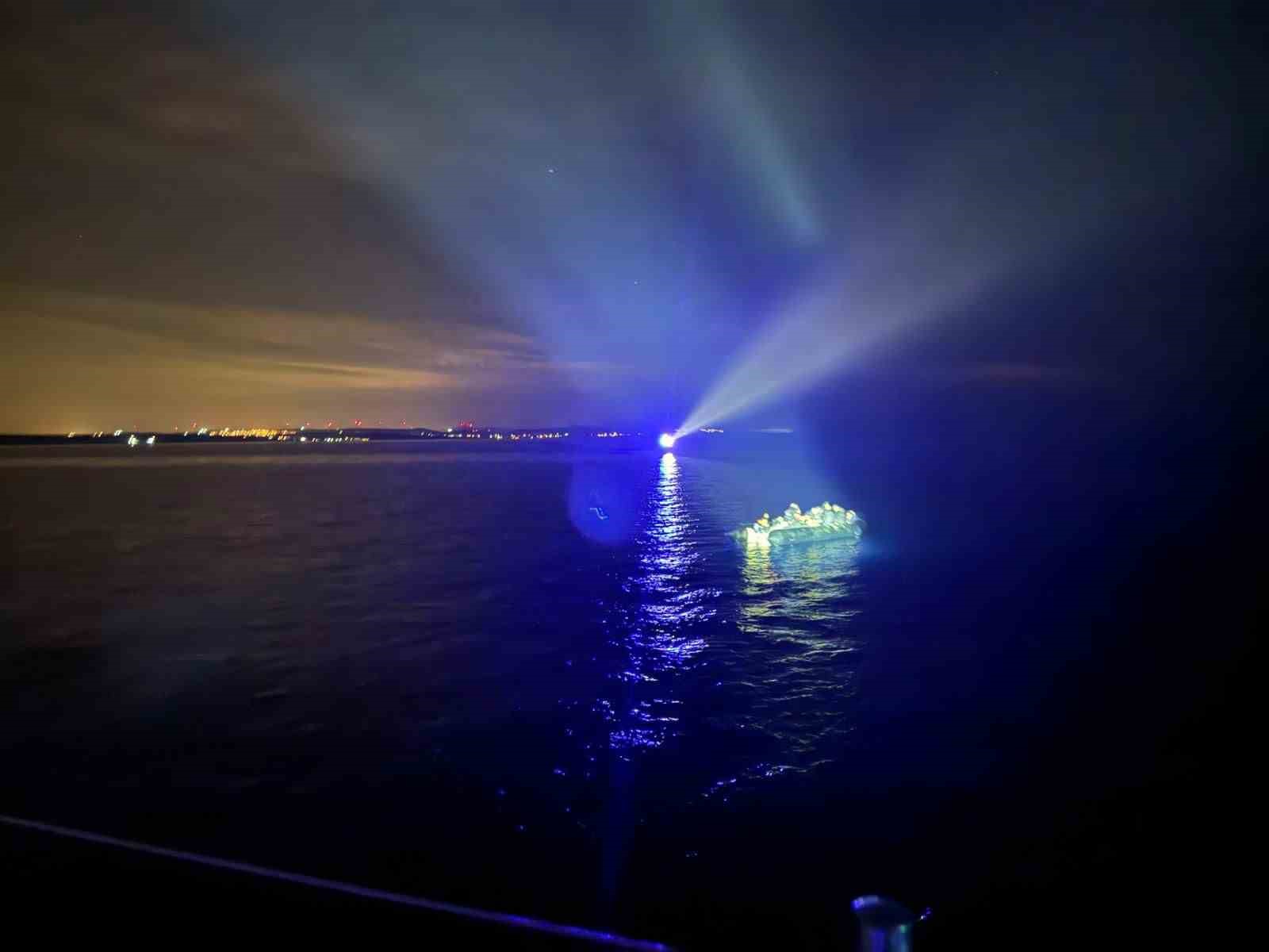 16’sı çocuk 36 göçmen, lastik botta yakalandı