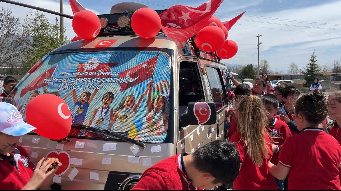 23 Nisan’da çocuklara kek dolu araçla tatlı sürpriz yapıldı