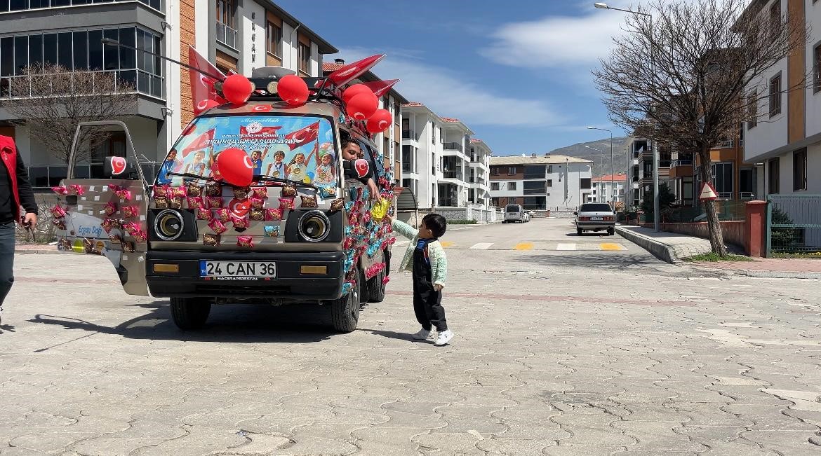 23 Nisan&rsquo;da &ccedil;ocuklara kek dolu ara&ccedil;la tatlı s&uuml;rpriz yapıldı
