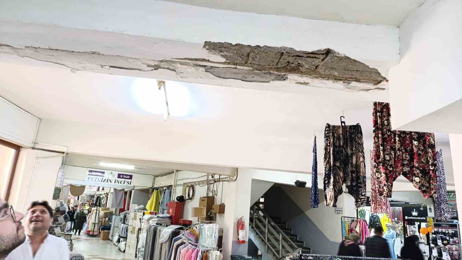 Biga Belediyesi Ticaret Merkezinde deprem sırasında sıva dökülmeleri meydana geldi