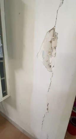 Biga Belediyesi Ticaret Merkezinde deprem sırasında sıva d&ouml;k&uuml;lmeleri meydana geldi
