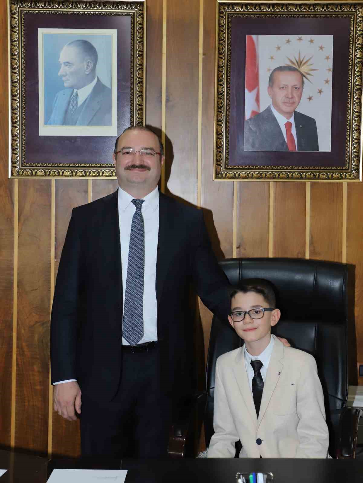Rektörlük koltuğu 23 Nisan’da minik rektöre emanet
