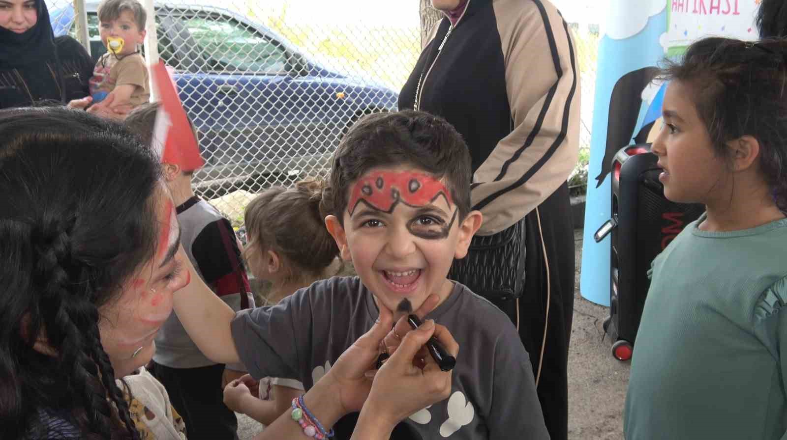 &Ouml;nc&uuml;pınar G&uuml;mr&uuml;k Kapısında Suriyeli &ccedil;ocukların 23 Nisan coşkusu
