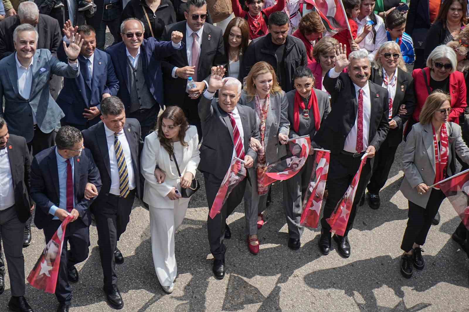 23 Nisan&rsquo;da binlerce &ccedil;ocuk ellerinde bayraklarla y&uuml;r&uuml;d&uuml;
