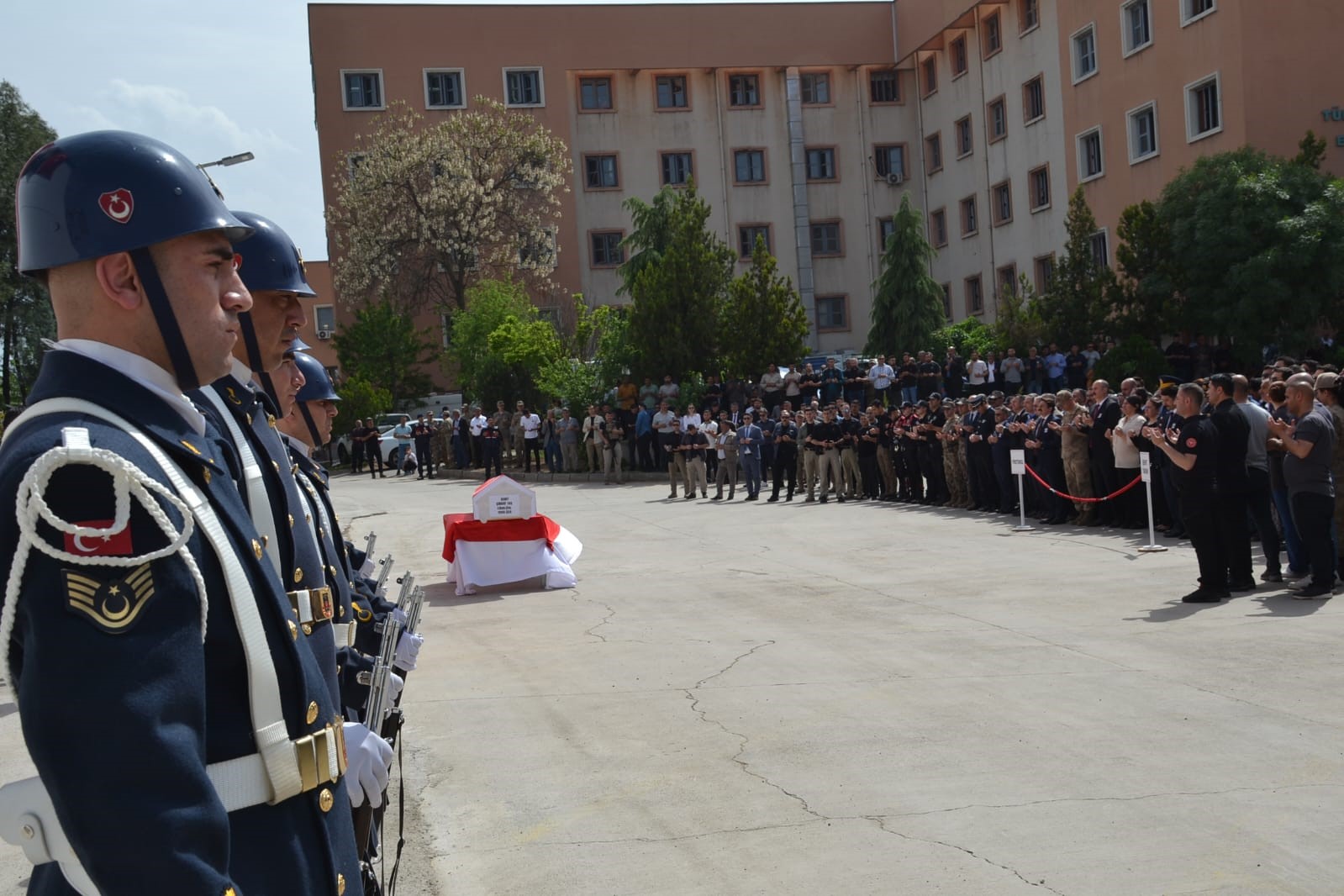 Batman&rsquo;da silahının kazara ateş alması ile ağır yaralanan uzman &ccedil;avuş şehit oldu
