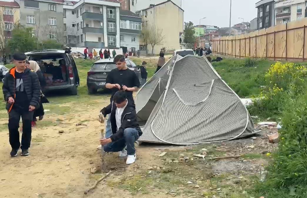 Arnavutköy’de vatandaşlar parka çadır  kurdu
