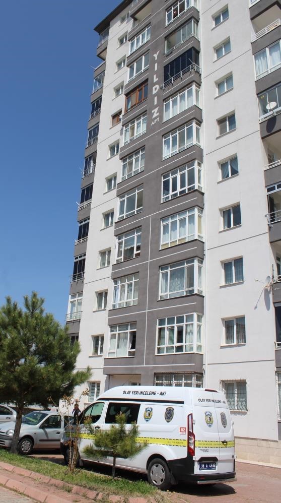 Cam silerken 4&rsquo;&uuml;nc&uuml; kattan d&uuml;şerek ağır yaralanan kadın hayatını kaybetti
