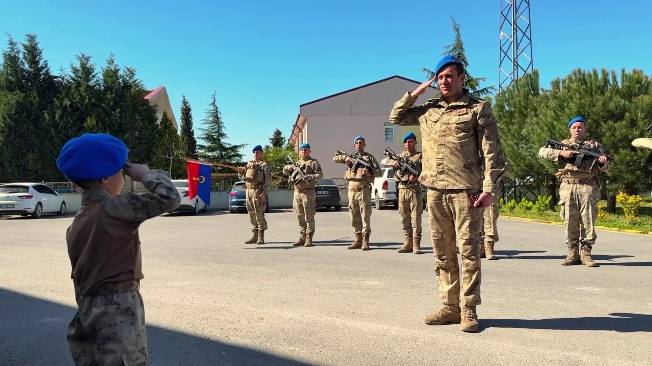 Minik jandarmalar iş başında: İzleyenlerin tüyleri diken diken oldu