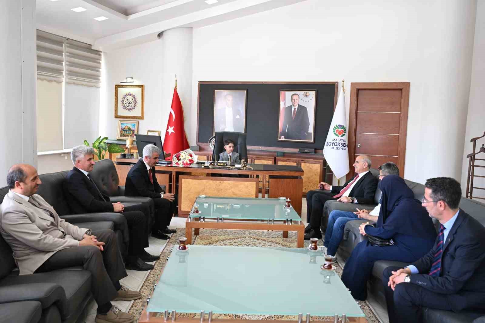 Başkan Er," Bu koltuklara hizmet bilinci ile oturulması gerekiyor"