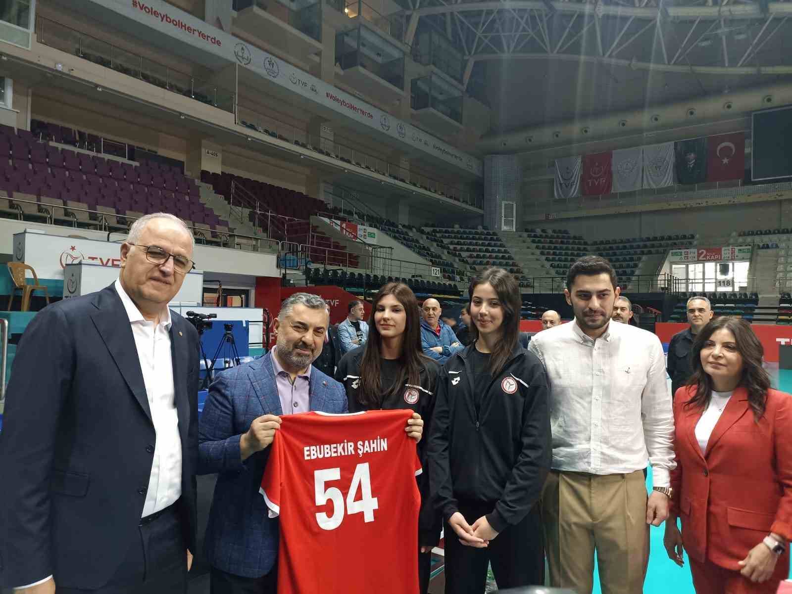 RTÜK Başkanı Şahin, Türkiye Voleybol Federasyonu’nda çocuklarla bir araya geldi