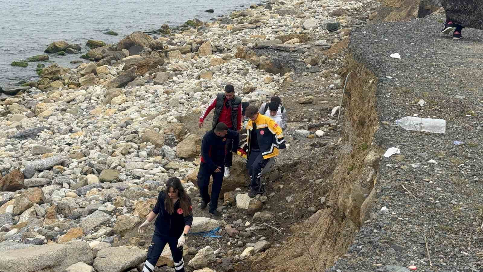 Deniz kenarında yürürken kayalıklardan düştü