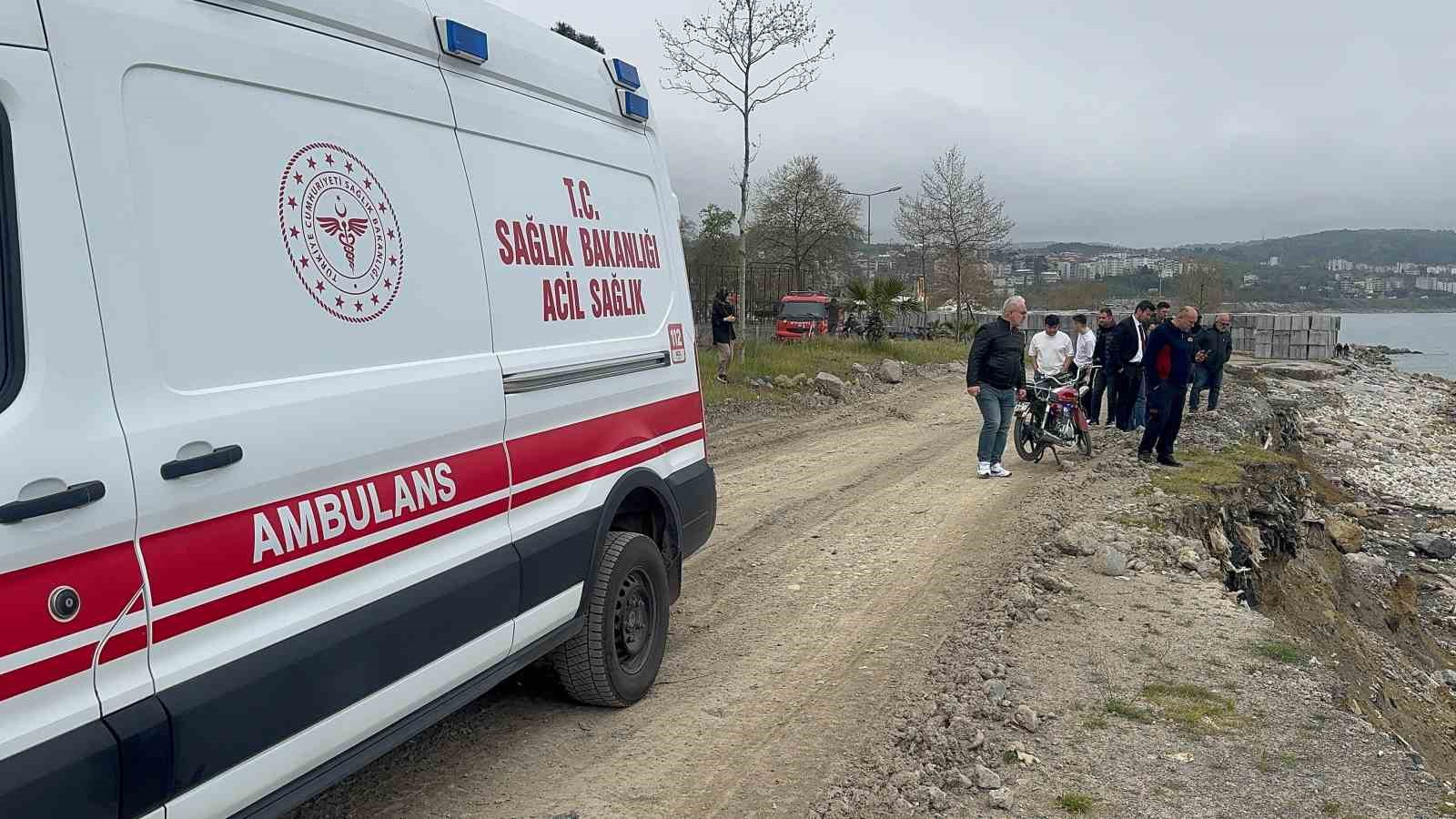 Deniz kenarında y&uuml;r&uuml;rken kayalıklardan d&uuml;şt&uuml;
