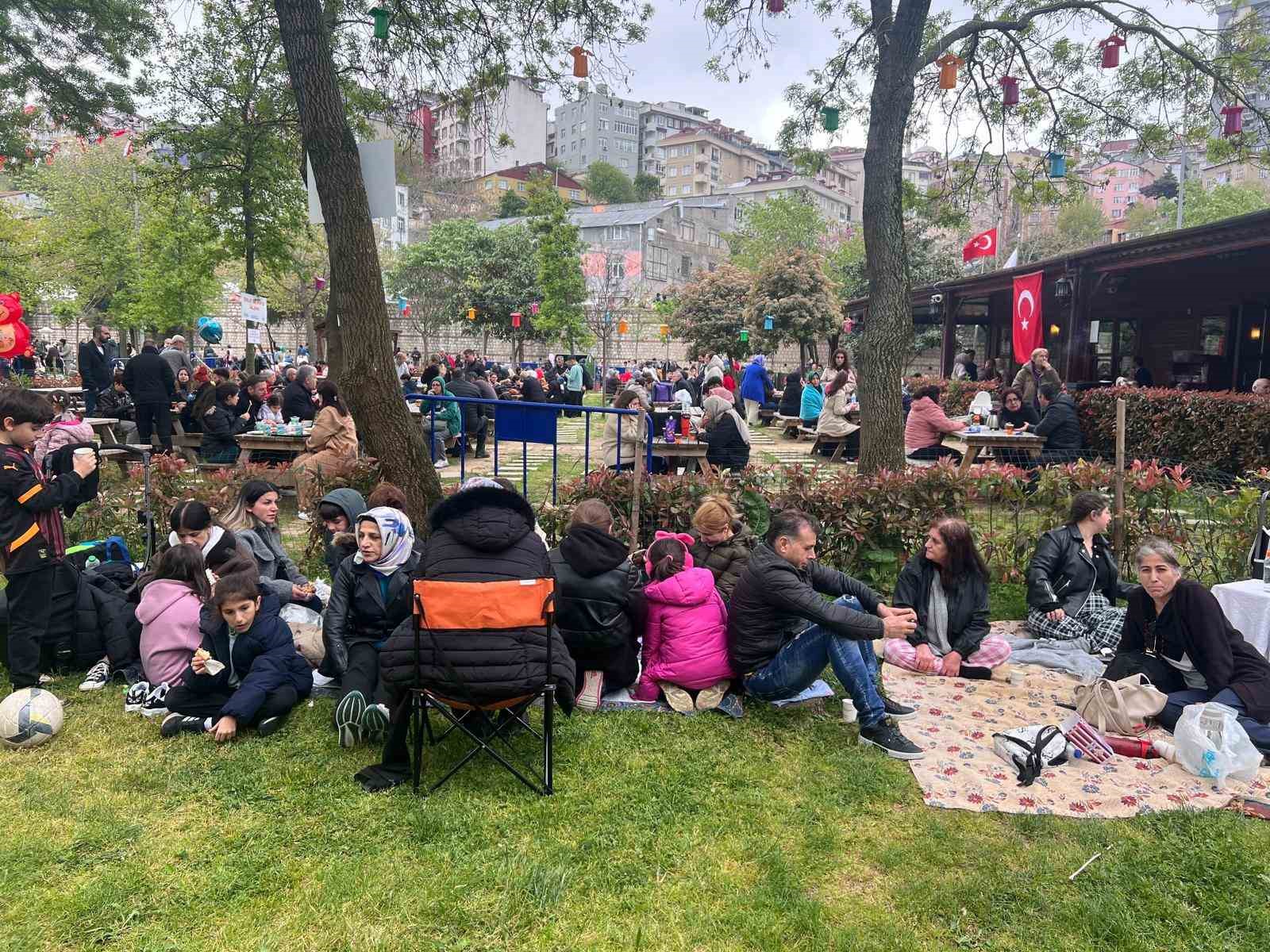 Kağıthane’de vatandaşlar deprem sonrası Hasbahçe Mesire Alanı’na akın etti