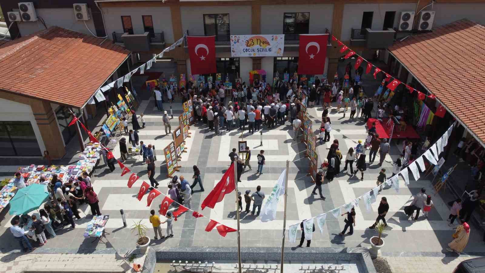 Demirci’yi çocuk sesleri şenlendirdi