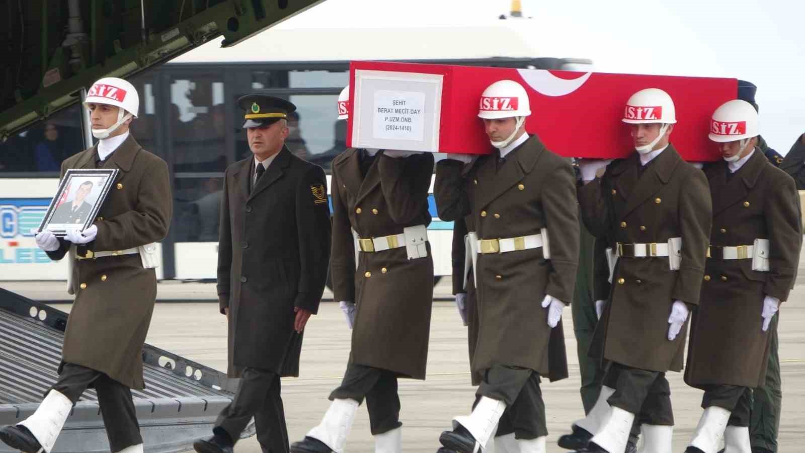 Şehit Uzman Onbaşı Berat Mecit Day’ın cenazesi askeri uçakla memleketi Trabzon’a getirildi