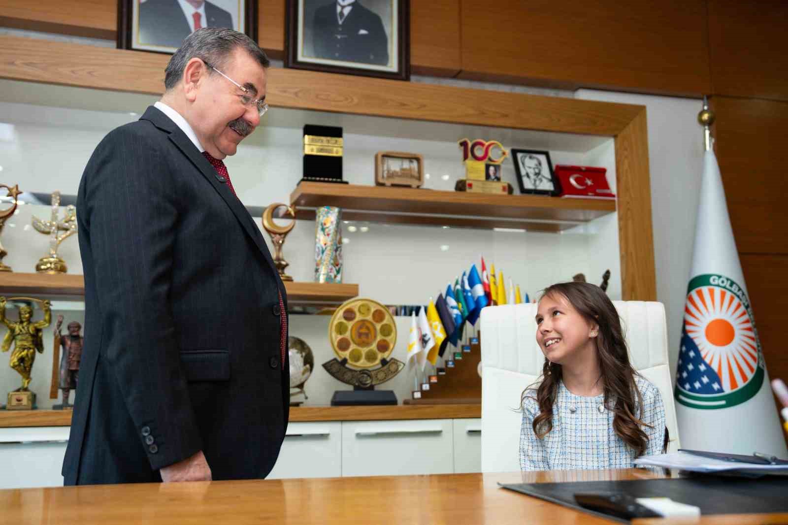 Gölbaşı Belediye Başkanı Odabaşı, 23 Nisan’da koltuğunu ilkokul öğrencisi Öykü’ye devretti