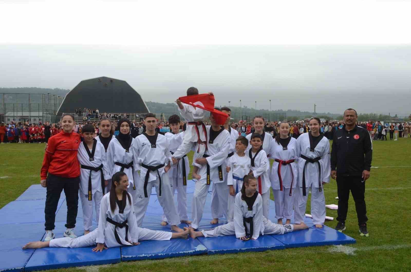&Ccedil;aycuma&rsquo;da 23 Nisan coşkusu stadyumu doldurdu
