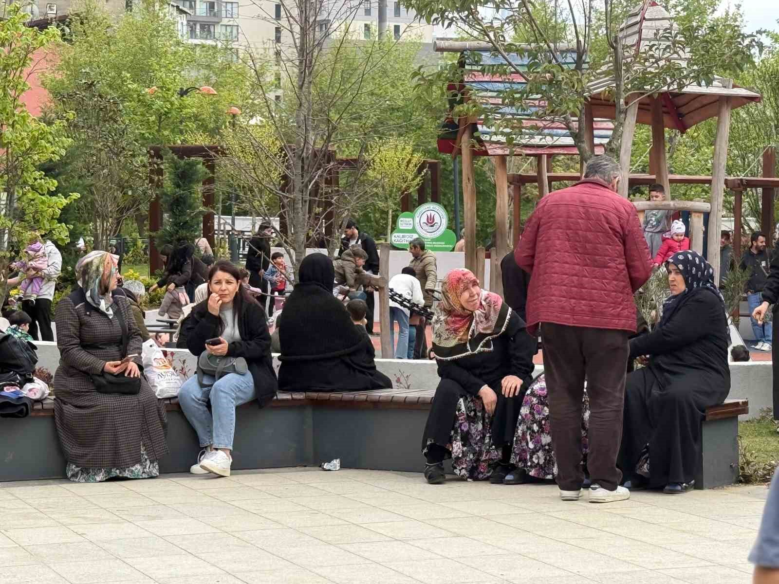 Deprem sonrası kendini sokağa atan vatandaşlar parklara ve boş alanlara akın etti